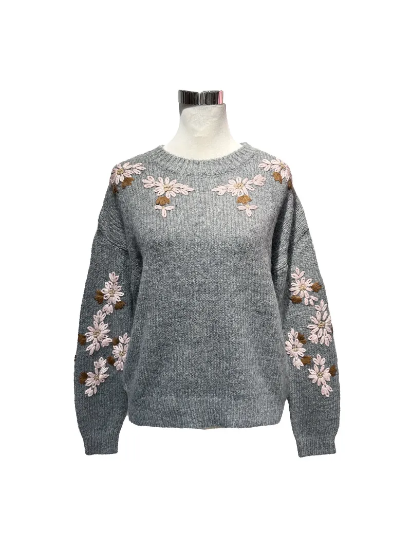 Langärmliger Strickpullover mit aufgenähtem Blumenmuster