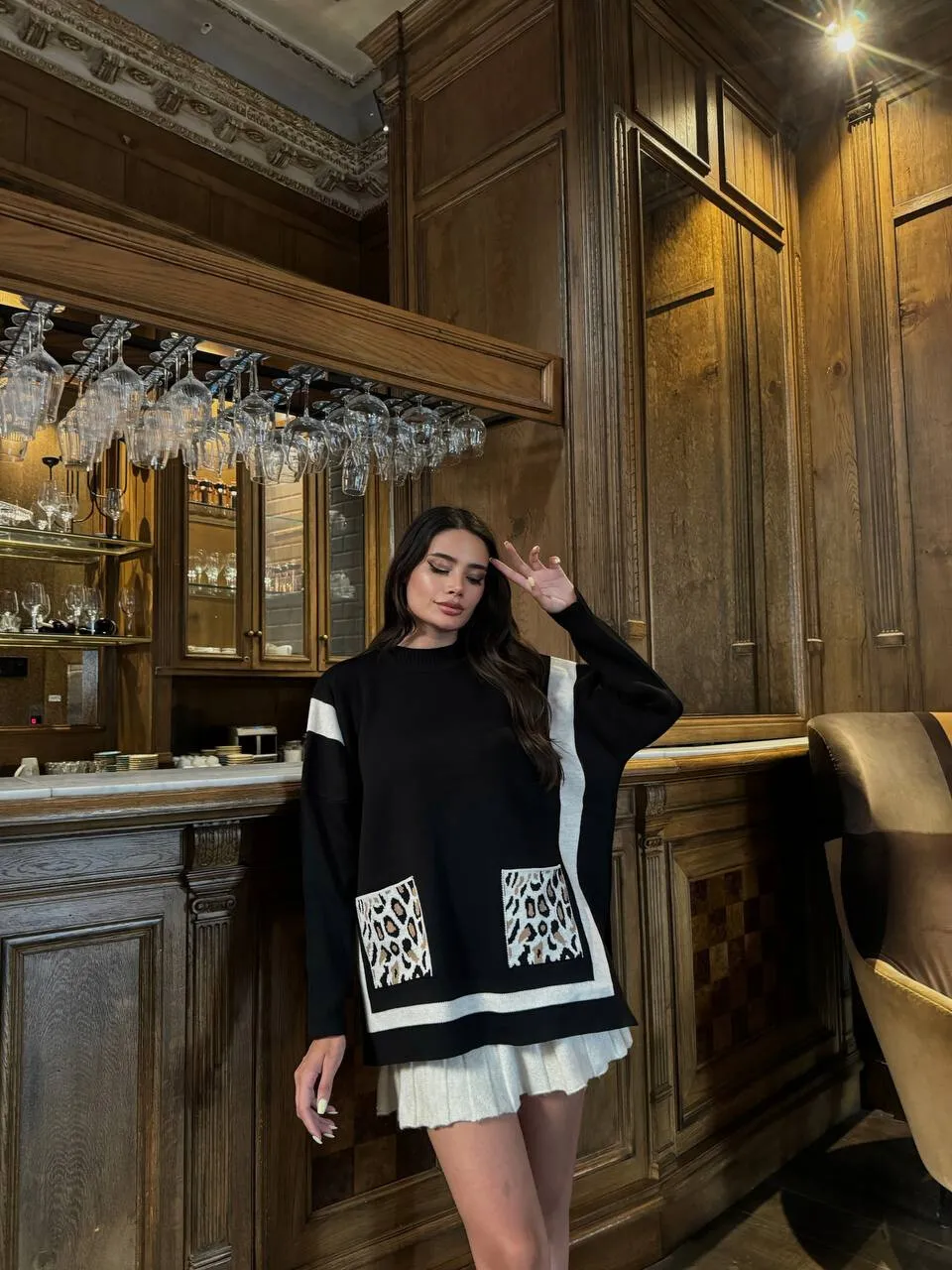 Lockerer Strickpullover mit Leopardenmuster auf den Cargotaschen