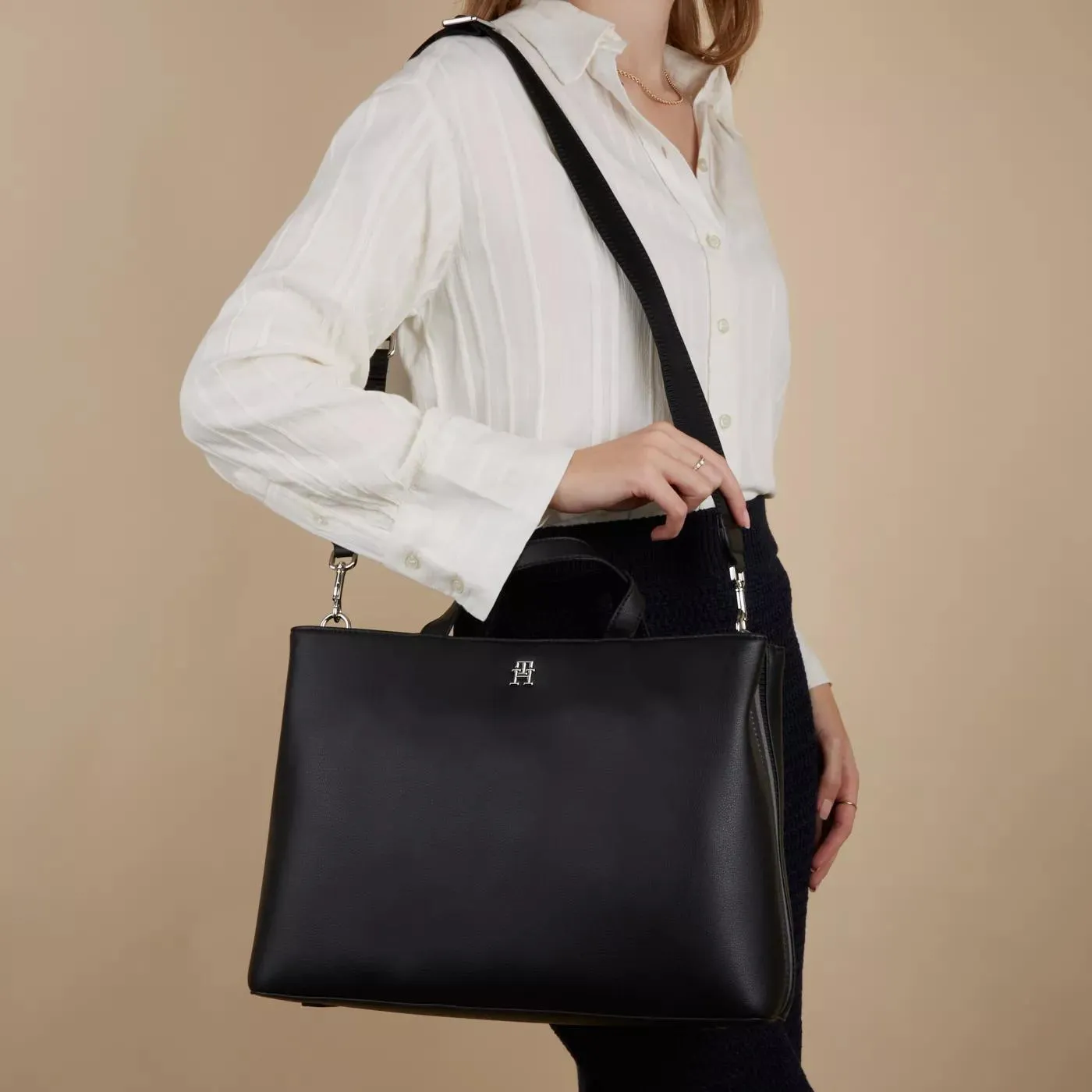  Tommy Hilfiger  Tommy Hilfiger Essential damen Schultertasche Schw Schwarz  Schultertasche 